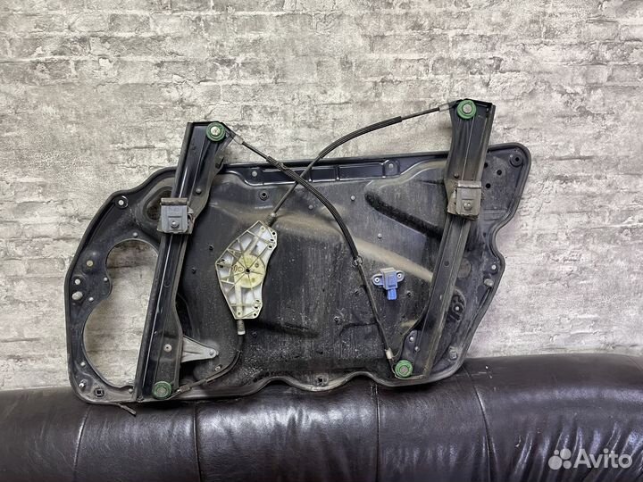 Стеклоподъемник левый Фольксваген Пассат Б6