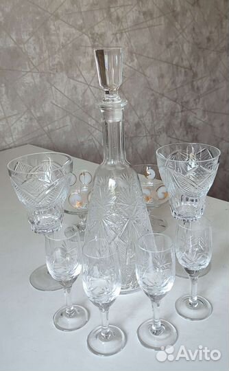Хрустальный графин с рюмками