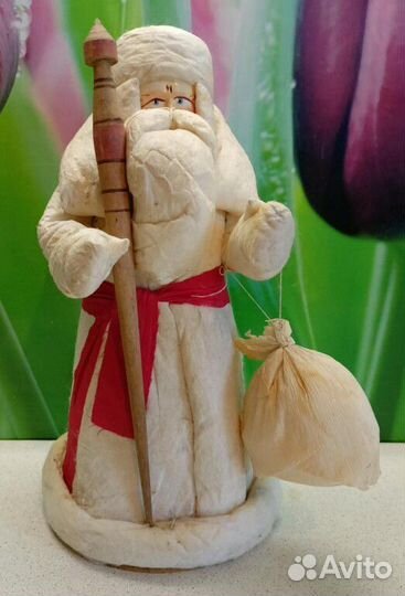 Елочные игрушки и ватный дедушка Мороз