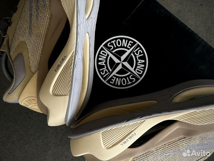 Кроссовки New Balance Stone Island (на руках)