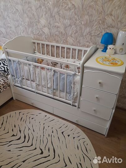 Детская кроватка с маятником