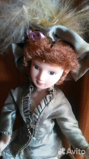 Кукла фарфоровая