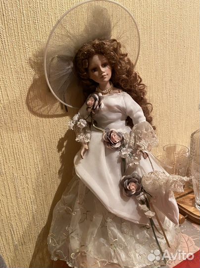 Кукла фарфоровая