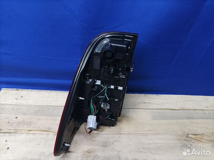 Фонарь правый Toyota Hilux 8 2015