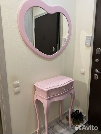 Туалетный столик с зеркалом