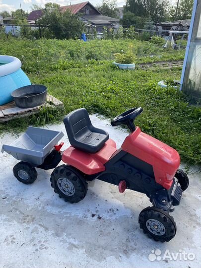 Детский трактор с педалями и прицепом