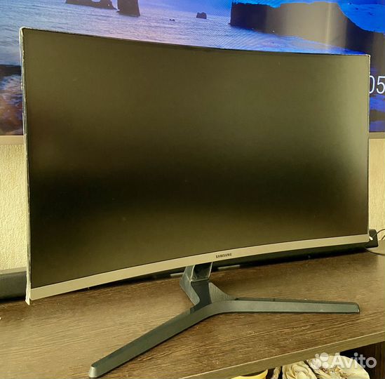Изогнутый монитор Samsung 27