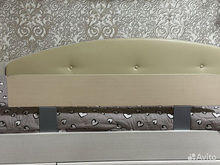 Защитный бортик для кровати