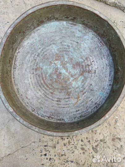 Подносы большие старинные, сито старинные, кувшин