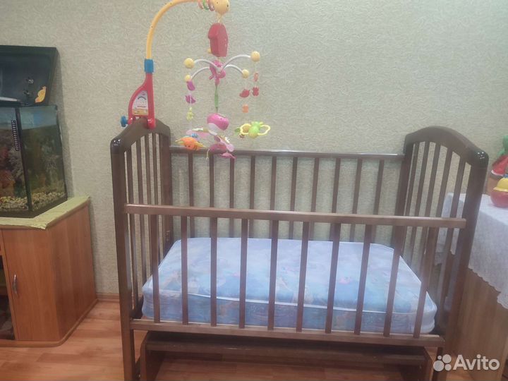 Детская кроватка с маятником