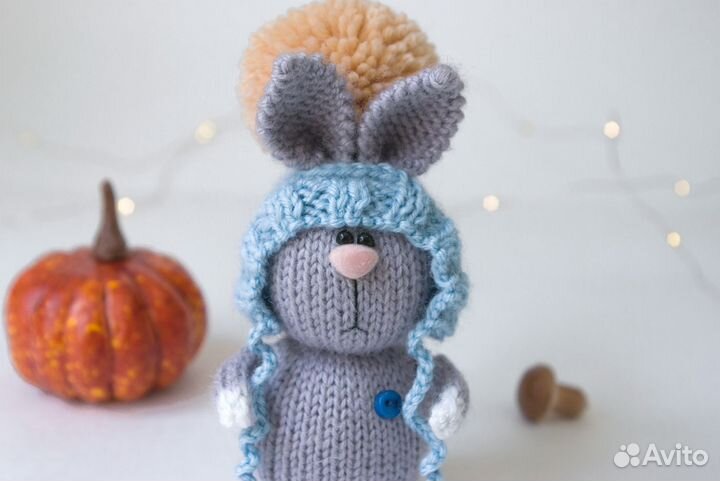 Вязаный заяц с морковкой