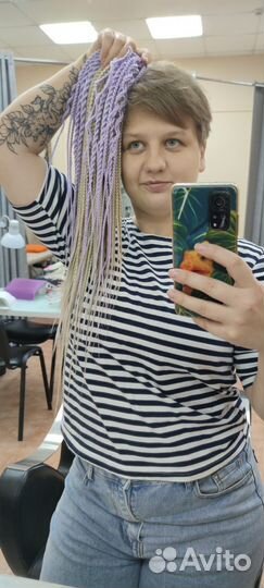 Модель на вплетение дредов/кос