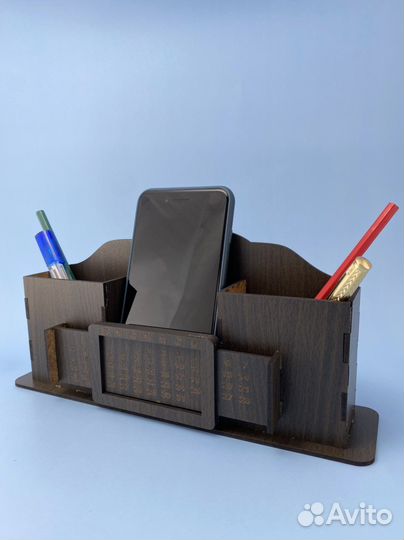 Настольный органайзер для канцтоваров и смартфона