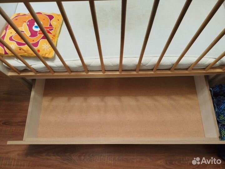 Детская кроватка с маятником и ящиком