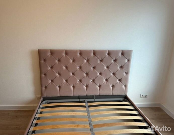 Кровать с подъемным механизмом