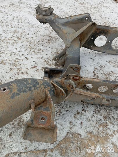 Задний подрамник W140 S500 Mercedes Benz