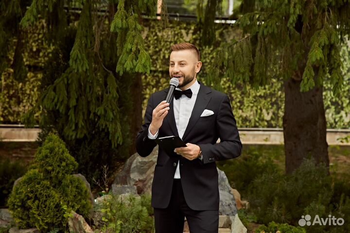 Ведущий мероприятий и диджей с оборудованием