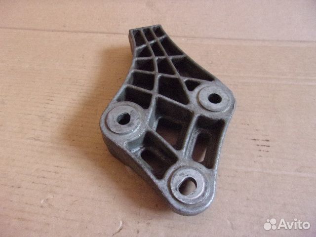 Опель Вектра А, 1.6 передний правый кронштейн