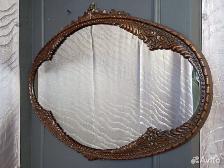 Зеркало в металлической раме советских времен