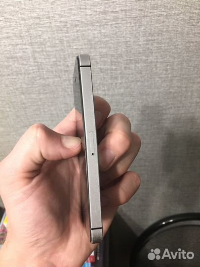 iPhone SE, 32 ГБ