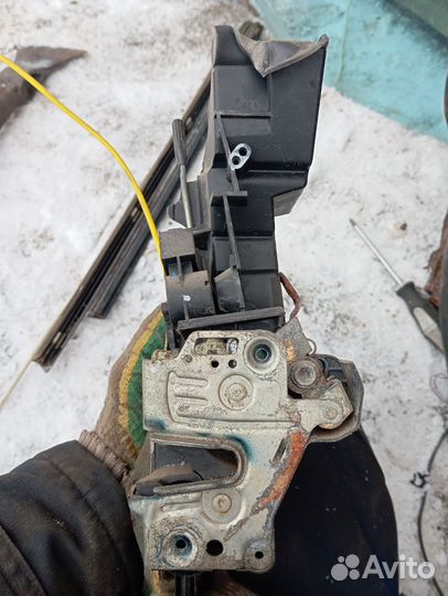 Замок двери мерседес w210