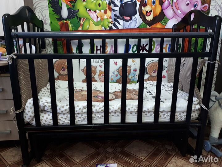 Детская кроватка с маятником