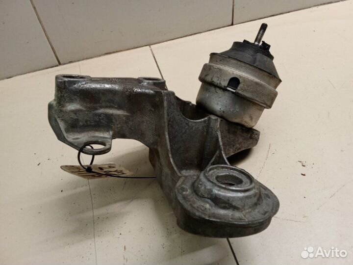 Кронштейн двигателя правый Volkswagen Passat B5