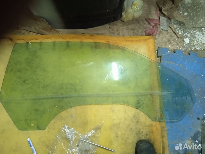 Стекло правой двери dodge challenger