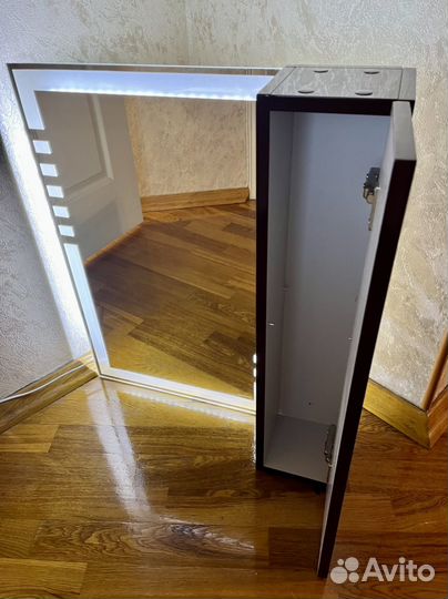 Зеркало с подсветкой и шкаф для ванной