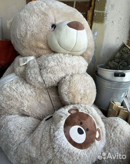 Огромный плюшевый медведь