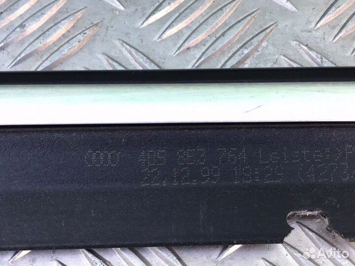 Молдинг стекла правый Audi A6 C5 avant 2.5TDI AKE