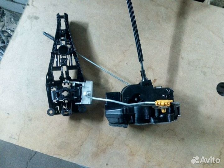 Замок передний правый на Chevrolet Cruze