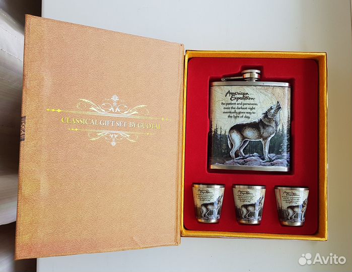 Подарочный набор - фляжка со стопками