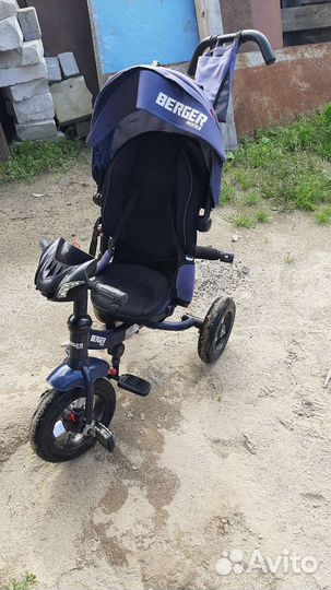 Детский трехколесный велосипед с ручкой