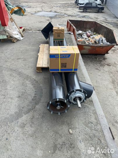 Шнековый транспортер в желобе