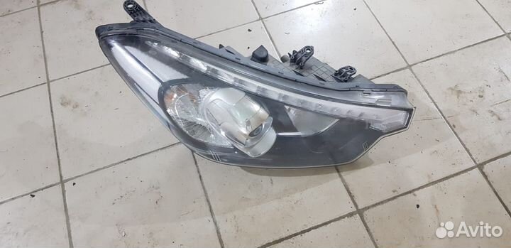 Правая фара ксенон на KIA cerato 3