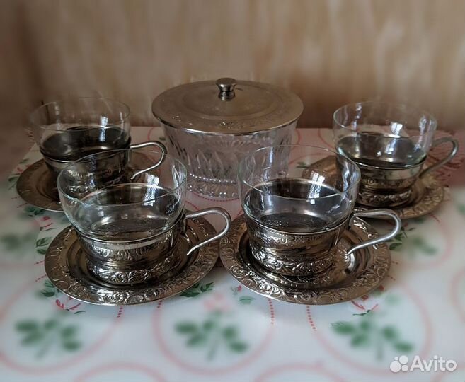 Набор кофейных чашек в подстаканниках и конфетница