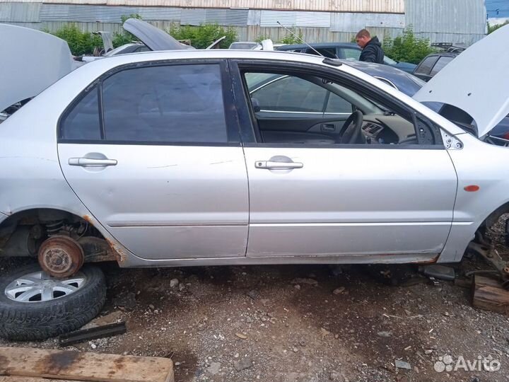 Заднее стекло глухое правое mitsubishi Lancer Cedi