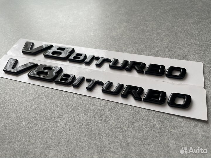 Шильдик V8 biturbo черный глянец