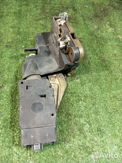 Замок двери передней левой Mitsubishi Carisma