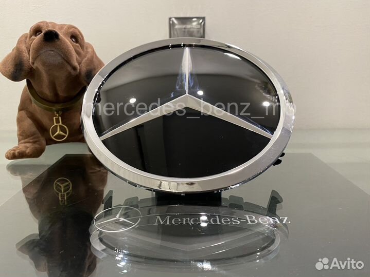 Эмблема звезда Мерседес Бенц в решетку радиатора