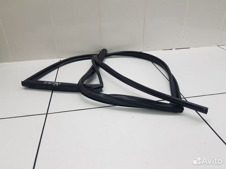 Уплотнитель стекла и форточки заднего правой задне