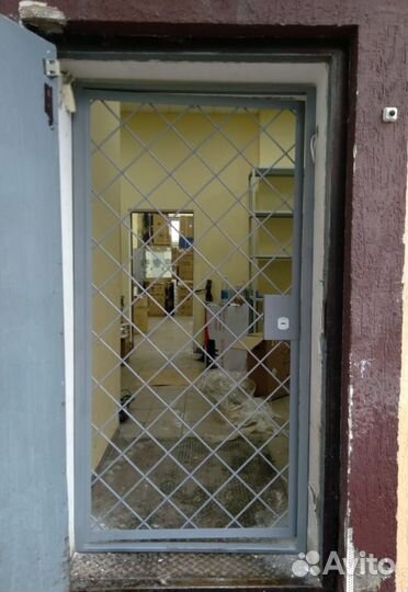 Металлическая дверь решетчатая