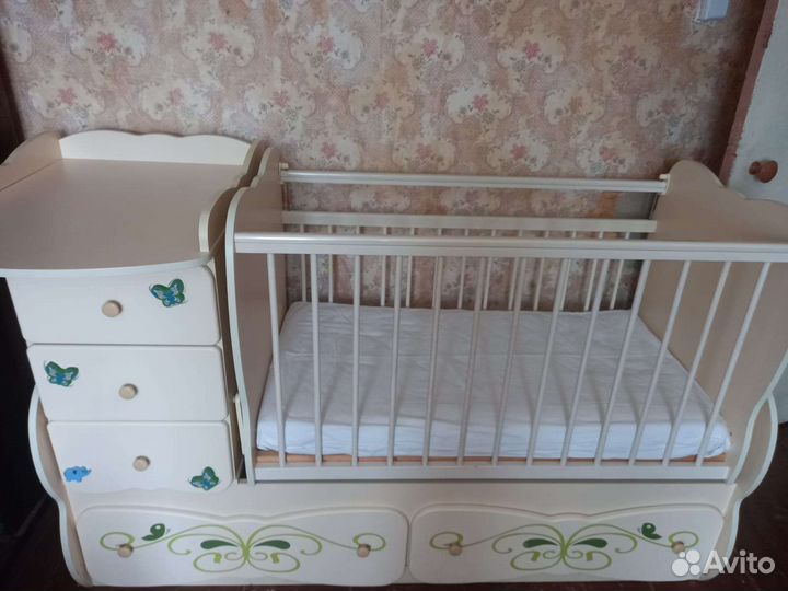 Детская кроватка с маятником 0+