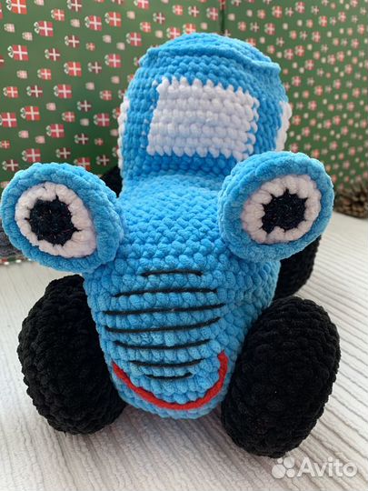 Синий трактор. Вязанная игрушка