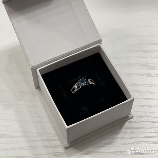 Серебряное кольцо с синим топазом и фианитами