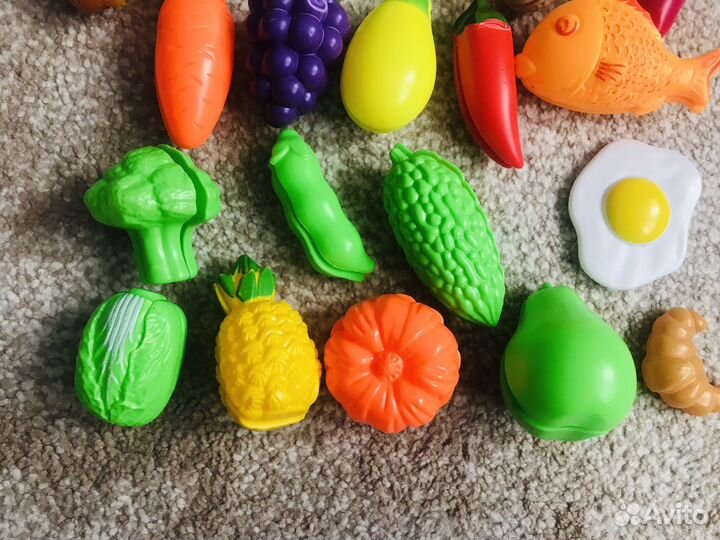 Тележка супермаркет с фруктами и овощами