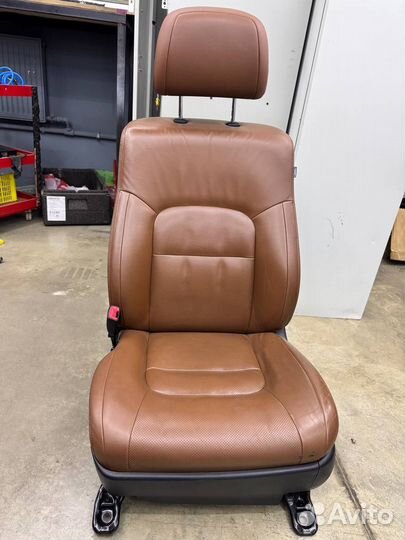 Автомобильное кресло с landcruser 200