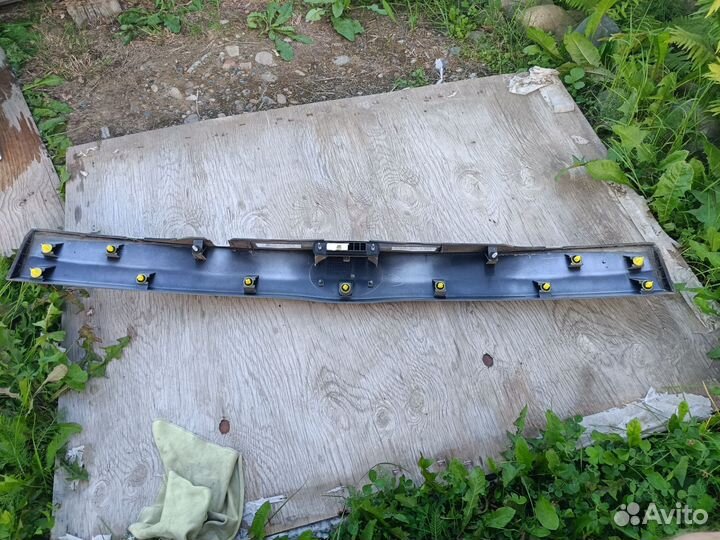 Накладка двери багажника Тойота prius ZVW30