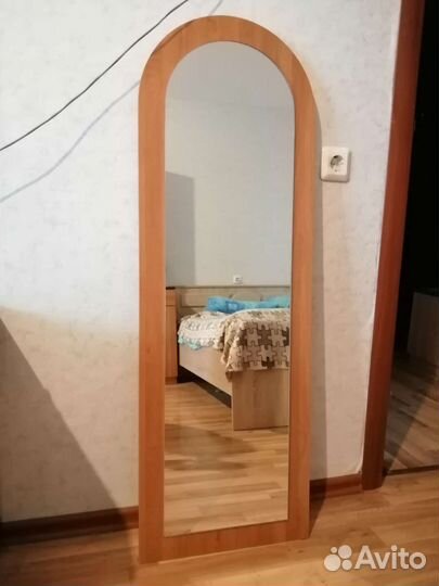 Зеркало в деревянной раме настенное бу